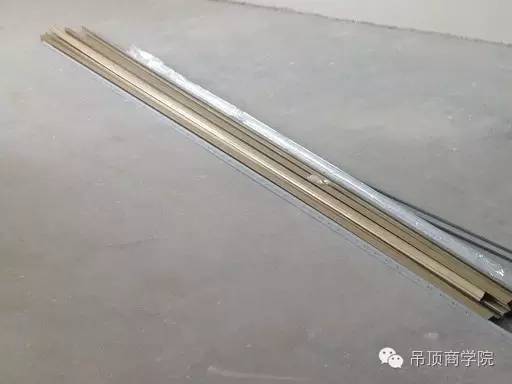 家里裝個(gè)吊頂一月用了1000元電，劣質(zhì)吊頂你敢用？